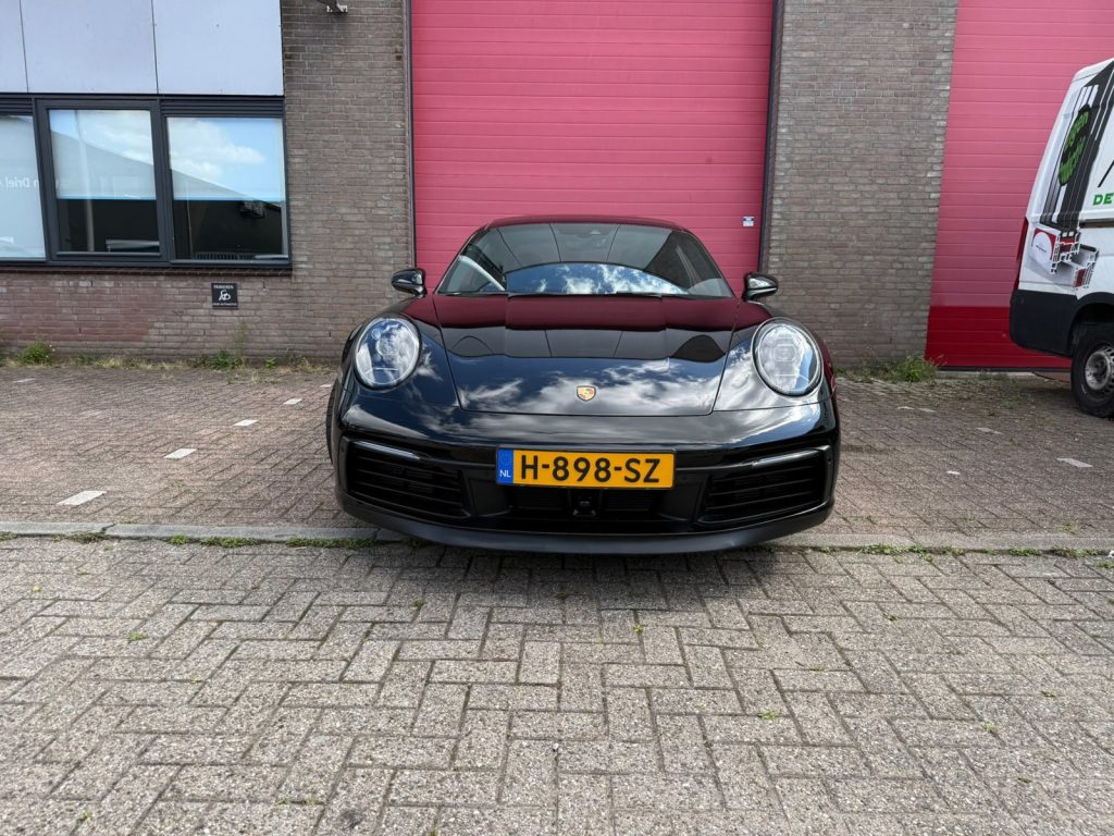 Het pand van Goud Automotive aan de Pottenbakkerstraat, met de grote rode roldeur